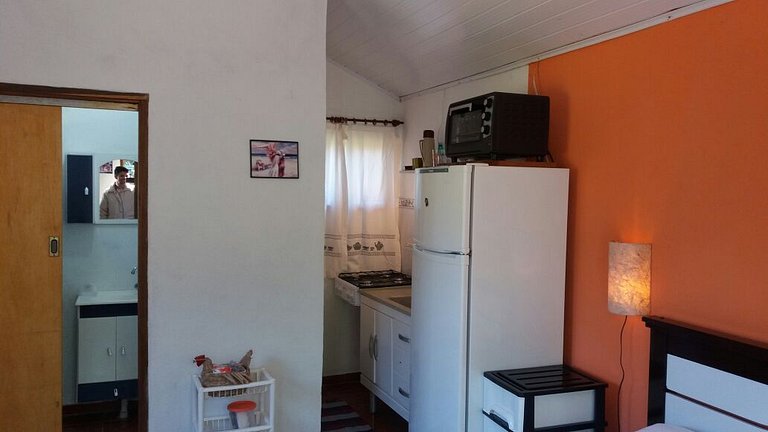 chale cor cenoura cozinha e salinha com lareira