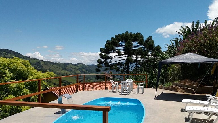 chale suit com uma linda vista para pedra do bau