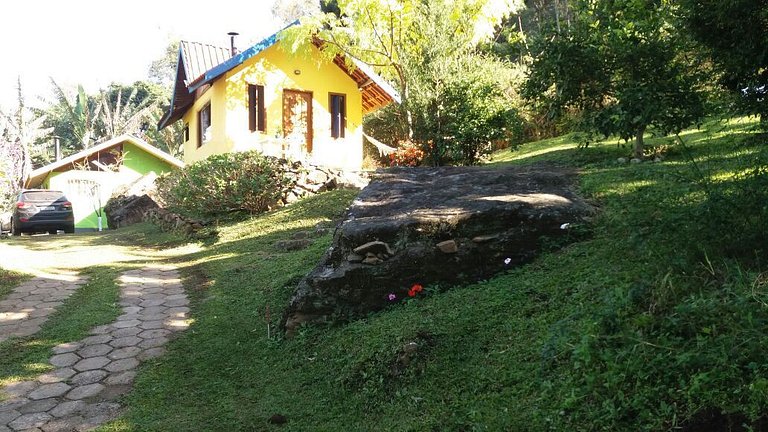 chale suit com uma linda vista para pedra do bau