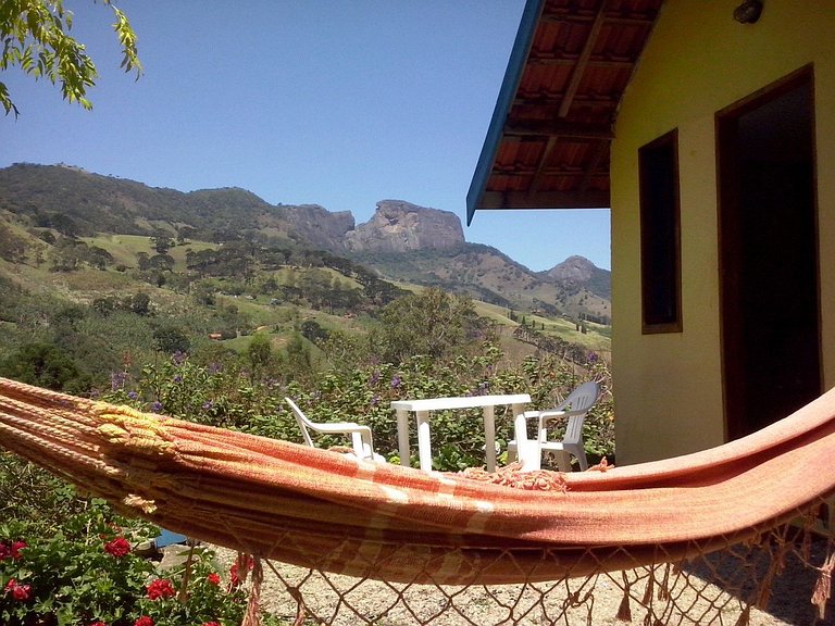 chale suit com uma linda vista para pedra do bau