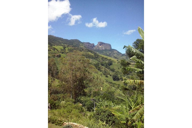 chale suit com uma linda vista para pedra do bau