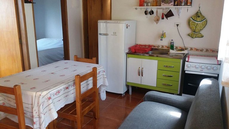 chale cor cenoura cozinha e salinha com lareira