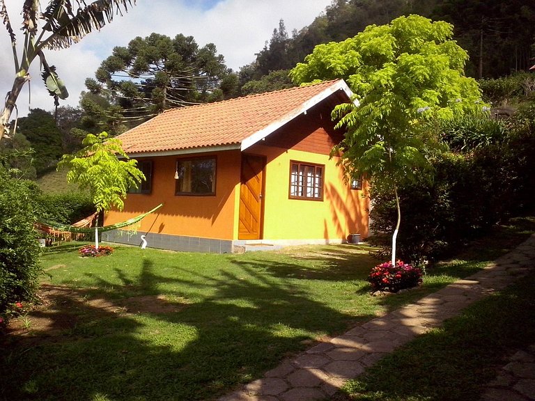 chale suit com uma linda vista para pedra do bau