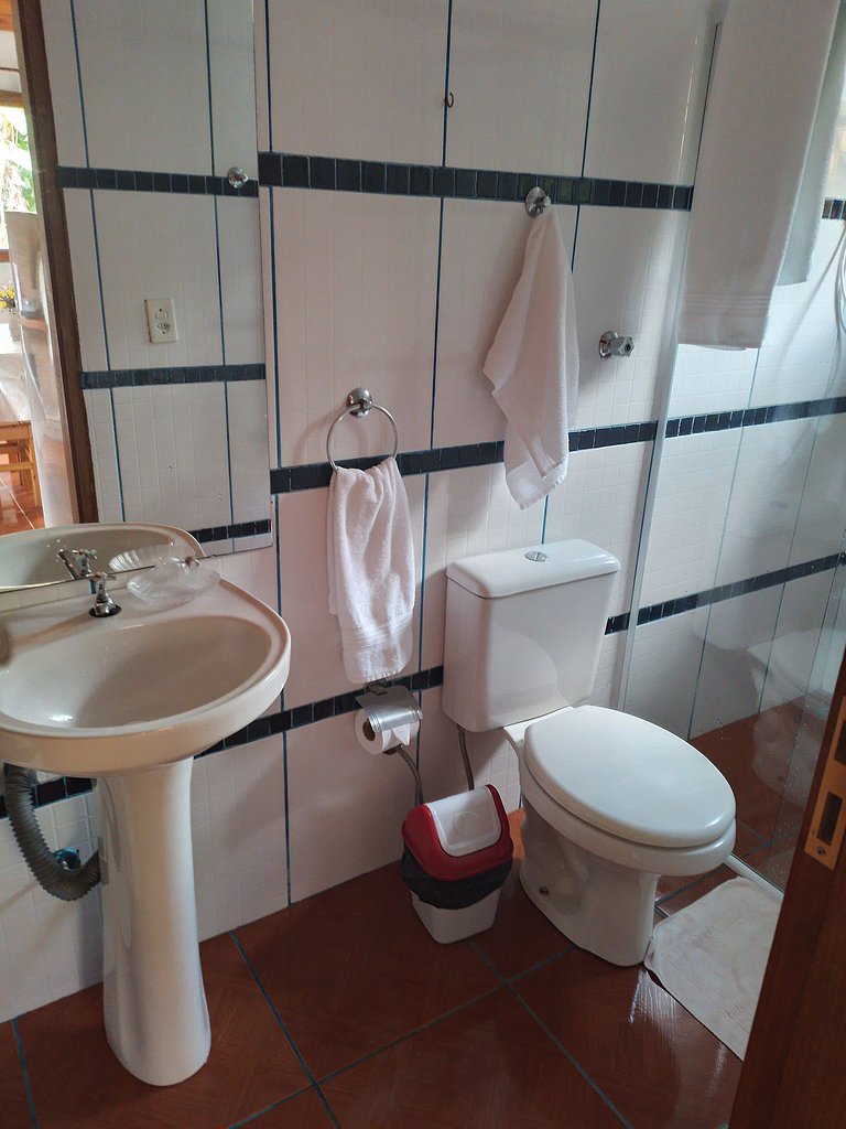 chale cor cenoura cozinha e salinha com lareira