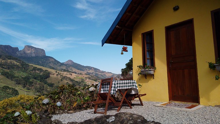 chale suit com uma linda vista para pedra do bau