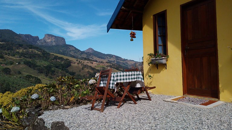 chale suit com uma linda vista para pedra do bau
