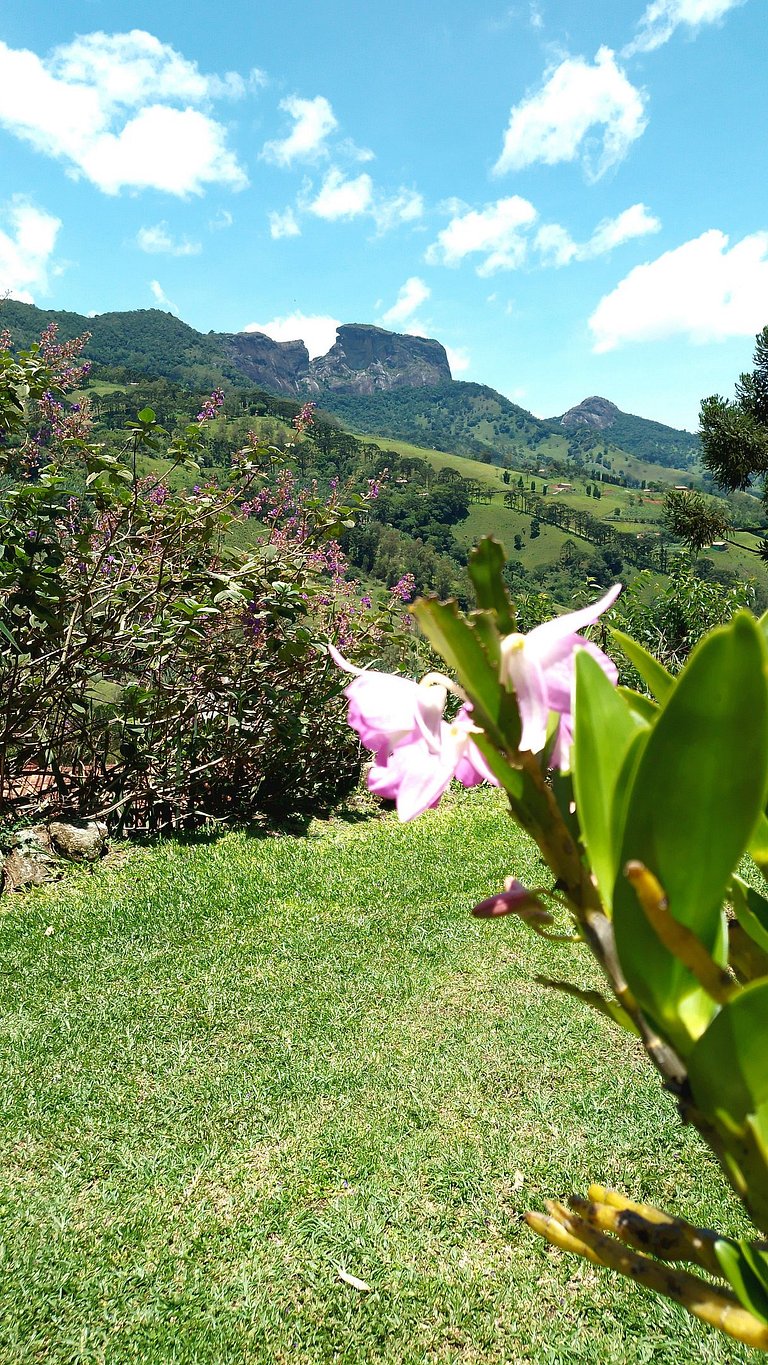 chale suit com uma linda vista para pedra do bau