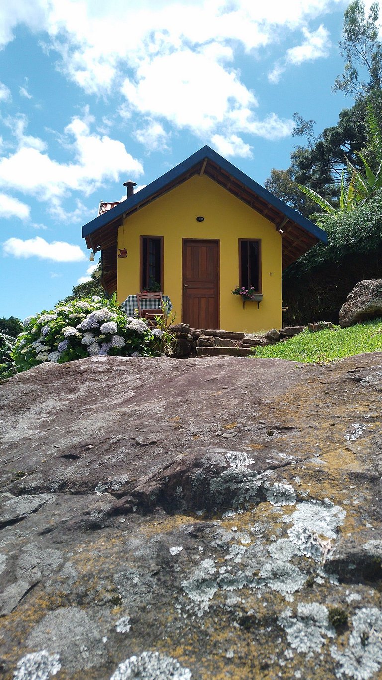 chale suit com uma linda vista para pedra do bau
