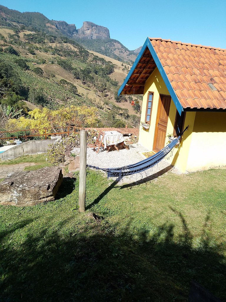 chale suit com uma linda vista para pedra do bau