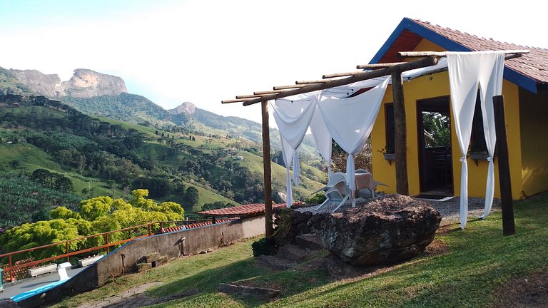 chale suit com uma linda vista para pedra do bau