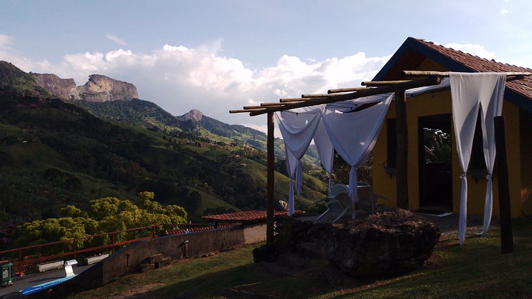 chale suit com uma linda vista para pedra do bau
