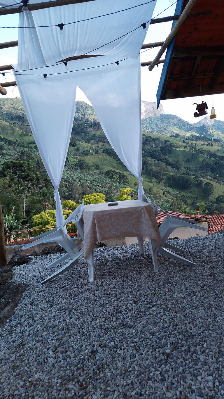 chale suit com uma linda vista para pedra do bau